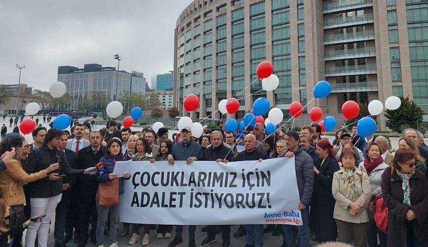 İstanbul Büyükşehir Belediyesi ve Türkiye Belediyeler Birliği Başkanı Ekrem İmamoğlu ile İstanbul’un birçok belediyesindeki yöneticilerin gözaltına alınıp tutuklanması üzerine başlayan barışçıl protestolarda 300’den fazla öğrenci tutuklanmıştı.